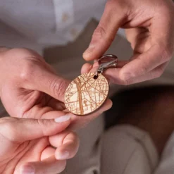 Discount HappyBulle Porte-clés personnalisé gravé médaille ronde 50 mm "Géo map" Bois