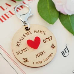 Clearance HappyBulle Porte-clés personnalisé gravé bois médaille 50 mm "Meilleure mamie depuis..." et coeur acrylique rouge