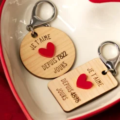 Clearance HappyBulle Porte-clés personnalisé gravé bois médaille 50 mm "Je t'aime depuis..." et coeur acrylique rouge