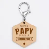 HappyBulle Porte-clés personnalisé gravé bois médaille hexagone 52x45 mm - "Super papy depuis"