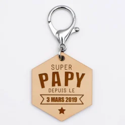 HappyBulle Porte-clés personnalisé gravé bois médaille hexagone 52x45 mm - "Super papy depuis"