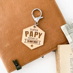 HappyBulle Porte-clés personnalisé gravé bois médaille hexagone 52x45 mm - "Super papy depuis"