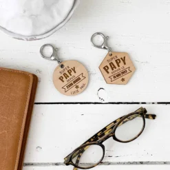 HappyBulle Porte-clés personnalisé gravé bois médaille hexagone 52x45 mm - 