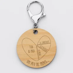 Outlet HappyBulle Porte-clés personnalisé gravé bois médaille ronde 50 mm - édition spéciale "Un peu de nous"
