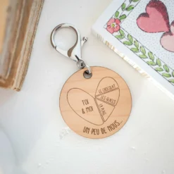 Outlet HappyBulle Porte-clés personnalisé gravé bois médaille ronde 50 mm - édition spéciale "Un peu de nous"
