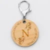 HappyBulle Porte-clés personnalisé médaille gravée bois ronde 50mm Initiale Florale