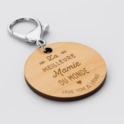 Discount HappyBulle Porte-clés personnalisé prénoms médaille gravée bois ronde 50 mm "La meilleure Mamie du monde"